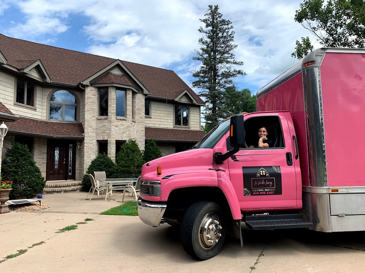Le Vvintre Living service truck at a client's home